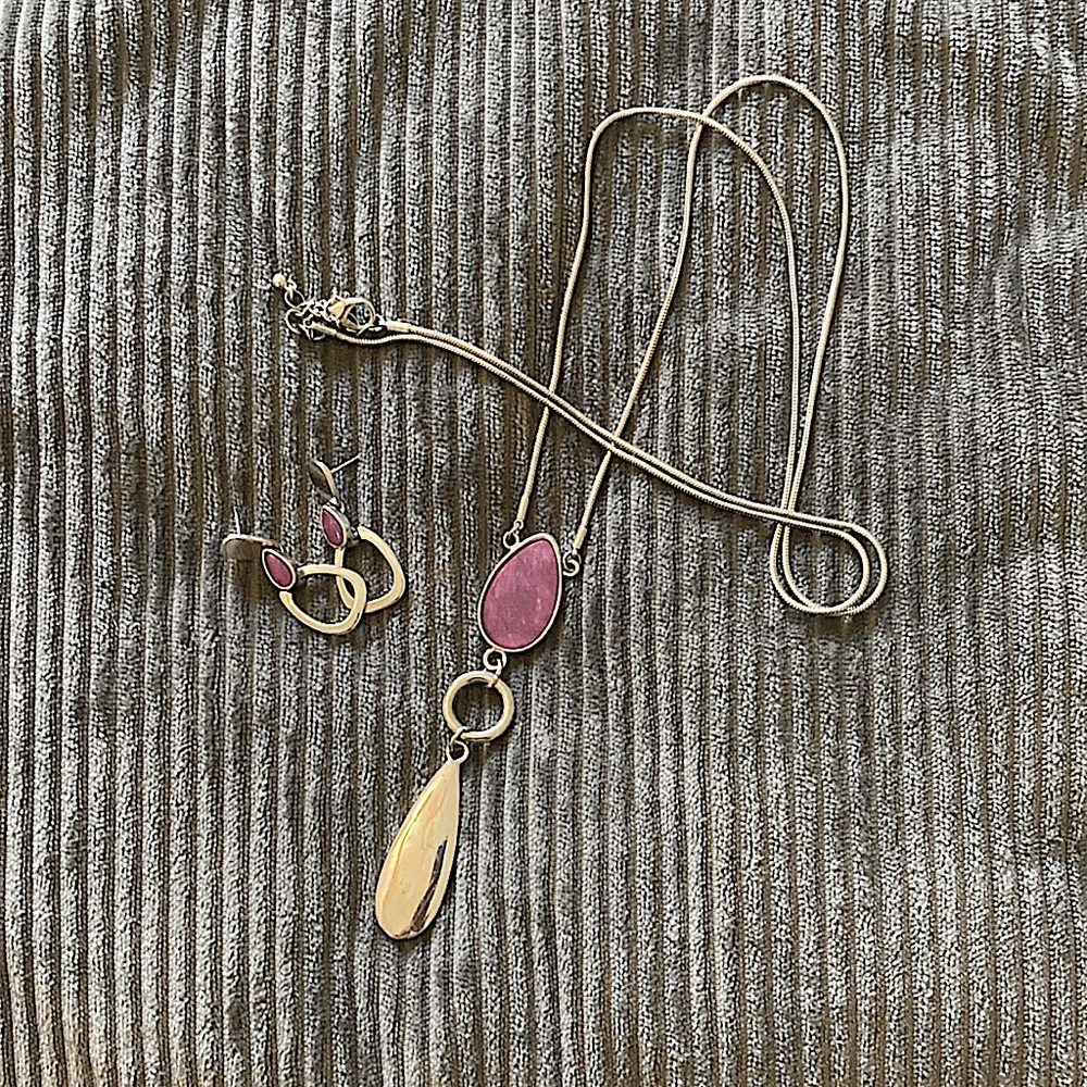 Silver tone/fuschia necklace & earring set.
